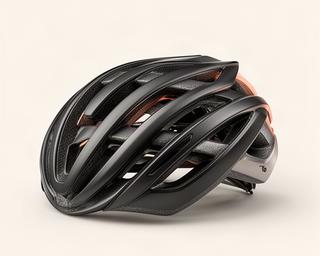 Schwarzer MIPS-Helm Giro Aether auf hellem Hintergrund