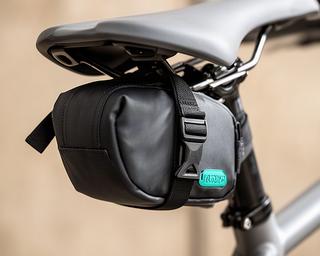 Schwarze Ortlieb Micro Satteltasche unter einem Fahrradsattel